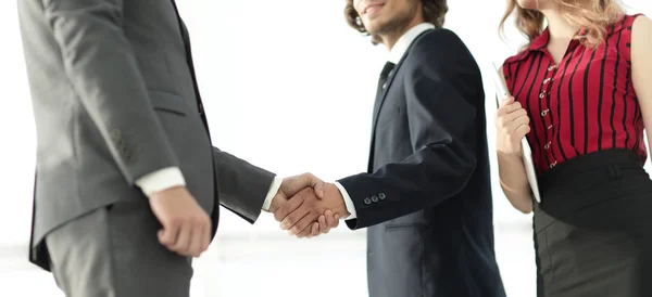 Jovem empresário apertando as mãos depois de concordar em colaborar . — Fotografia de Stock