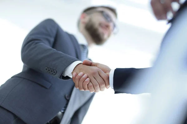 Успешные бизнесмены пожимают друг другу руки после хорошей сделки . — стоковое фото
