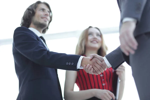 Empresarios apretando las manos después de un buen trato. Concepto empresarial —  Fotos de Stock