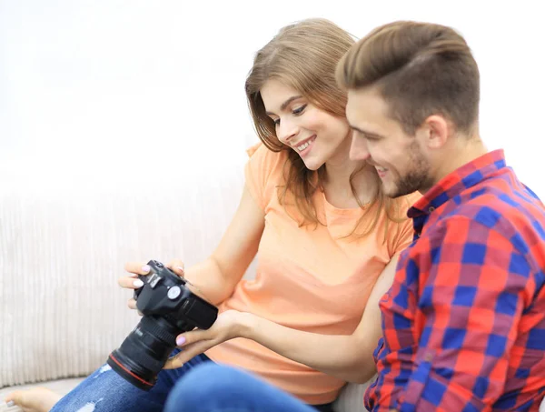 Ευτυχισμένο ζευγάρι ελέγχει φωτογραφίες στις φωτογραφίες της κάμερας — Φωτογραφία Αρχείου