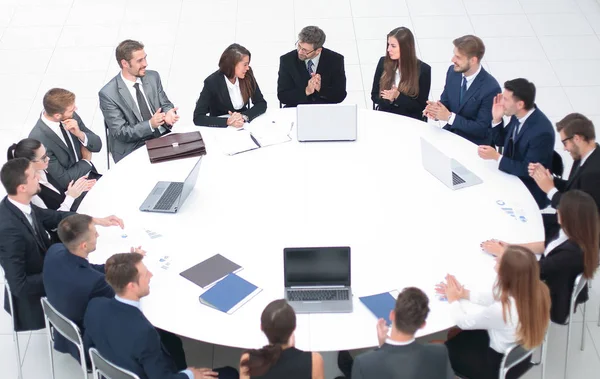 Toplantı odasında iş ortaklarıyla buluşacağım. .