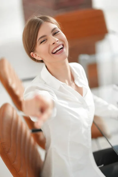 Closeup portret van jonge zakenvrouw op de werkplek — Stockfoto