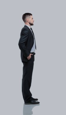 Beyaz arka plan üzerinde gülümseyen bir işadamı, yan görünüm