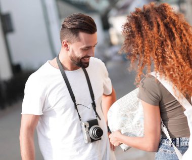 Genç çift mutlu görünürken bir rehbere bakıyor.