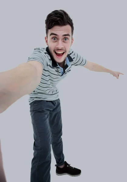 Porträt eines fröhlichen, lässigen Mannes, der ein Selfie macht — Stockfoto