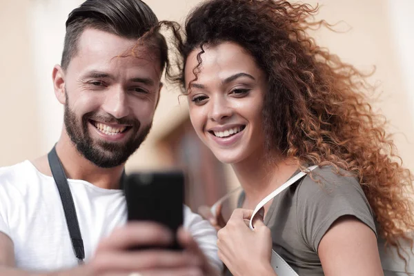 Jovem casal visitando a cidade no verão e olhando fotos — Fotografia de Stock