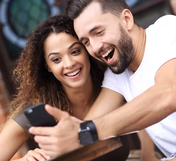 Genç bir çift bir kafe terasında oturup portresi