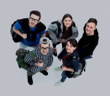 Üstten Görünüm. Kameraya bakarak mutlu gülümseyen genç grup.