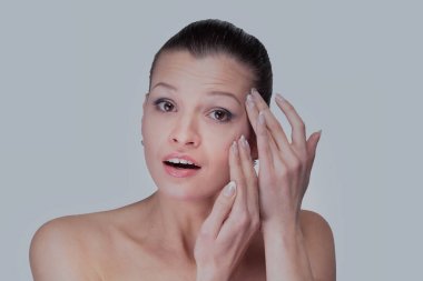 Kadının yüzü ve görünebilir, kırışıklıkları inceleyerek izole