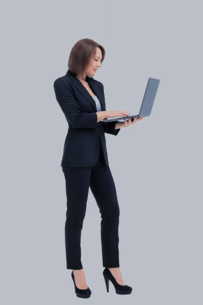 Mulher de negócios bonita guarda o computador portátil . — Fotografia de Stock