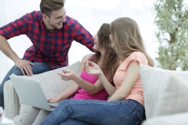 söz, kanepede oturan öğrencilerin grup.