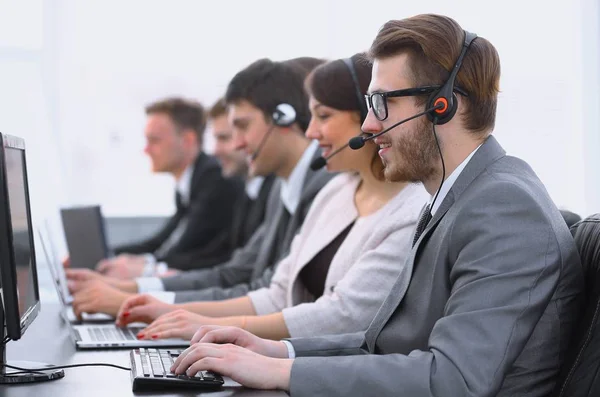 Collega 's bellen centrum werkplek op kantoor — Stockfoto