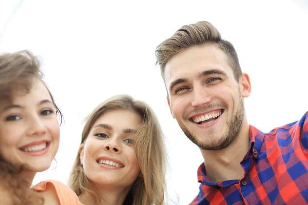 Nahaufnahme von drei jungen Menschen, die auf weißem Hintergrund lächeln — Stockfoto