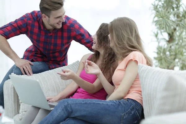 söz, kanepede oturan öğrencilerin grup.