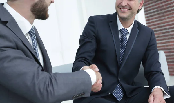 Handshake manažer a právník, v kanceláři — Stock fotografie