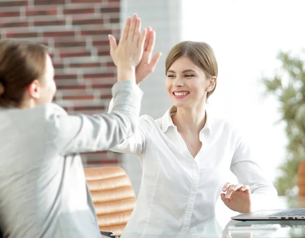 Medlemmar i affärsteamet ger varandra en high five. — Stockfoto