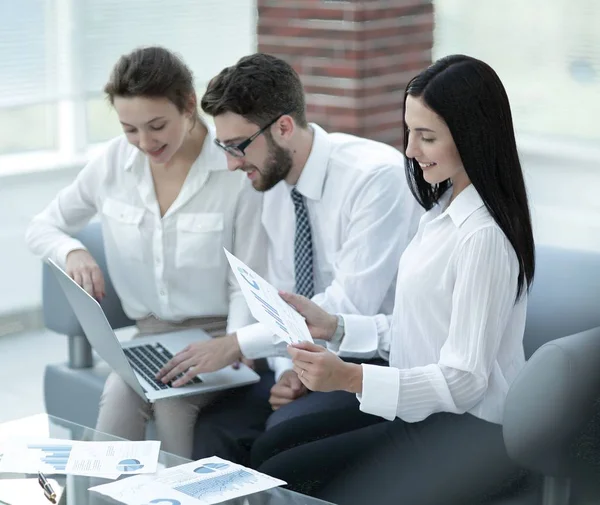 Ofiste finansal çizelgelerle çalışan bir iş adamı.