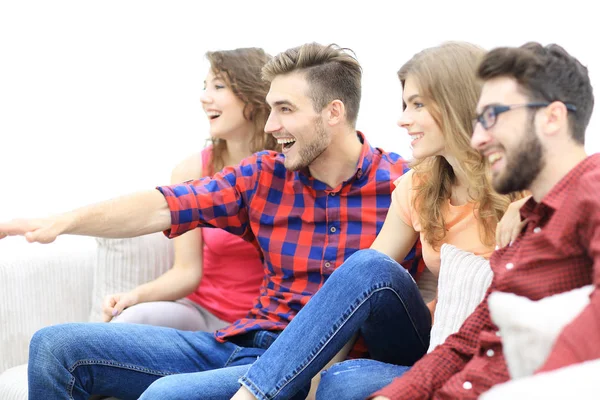 Arkadaş kanepede oturan en sevdiğiniz programı izliyor.