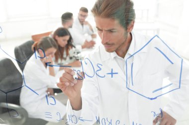 şeffaf yönetim kurulu ile görüntüleyin. bilim adamı tahtaya yazıyor