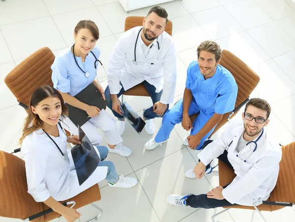 Medical staff discussing current issues,sitting behind a Desk — Stock Photo, Image