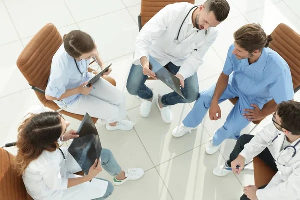 Medical staff ,discussing the work plan with the patients — Stock Photo, Image