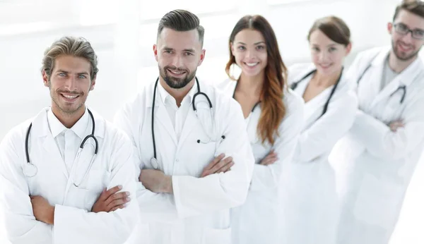 Orvosi csapat állandó karokkal portréja átlépte a kórházban — Stock Fotó