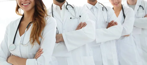 Portrait d'une équipe médicale debout les bras croisés à l'hôpital — Photo
