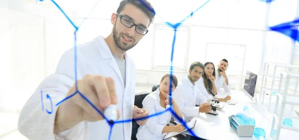 Por detrás de la glass.scientist escribe un marcador en un tablero de vidrio . —  Fotos de Stock