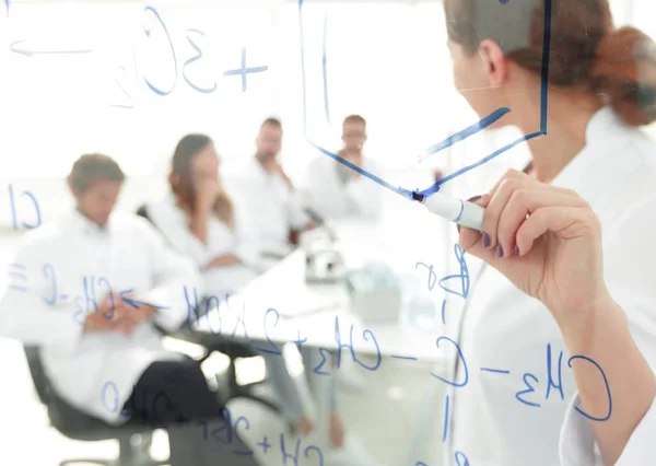 Bekijk via de transparante Board. vrouwelijke biochemicus maakt een rapport aan collega 's — Stockfoto