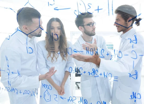 Gruppo di dipendenti di laboratorio. — Foto Stock