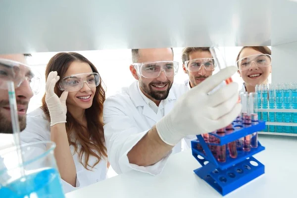 Gruppo di scienziati e farmacisti che lavorano in laboratorio — Foto Stock
