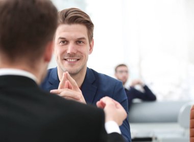 İki adam bir bilgisayar ekranında yükselen grafik arıyorsunuz şirketin büyüme tartışmak