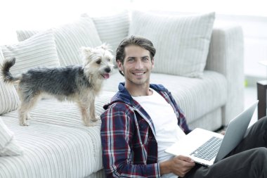 başarılı adam ve onun evde beslenen hayvan içinde rahat bir oturma odası.