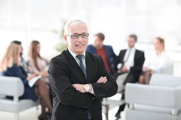 Lachende senior baas op de achtergrond van het Bureau — Stockfoto