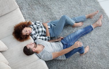 gülümseyen iki yeni bir daire içinde bir halı üzerinde yalan