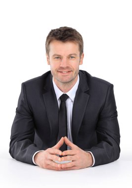 masada oturan kendine güvenen iş adamı.