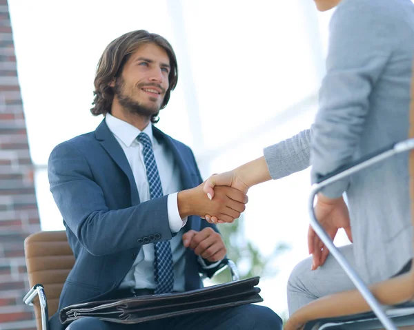 Entrevista de trabajo exitosa con el jefe y el apretón de manos de los empleados — Foto de Stock