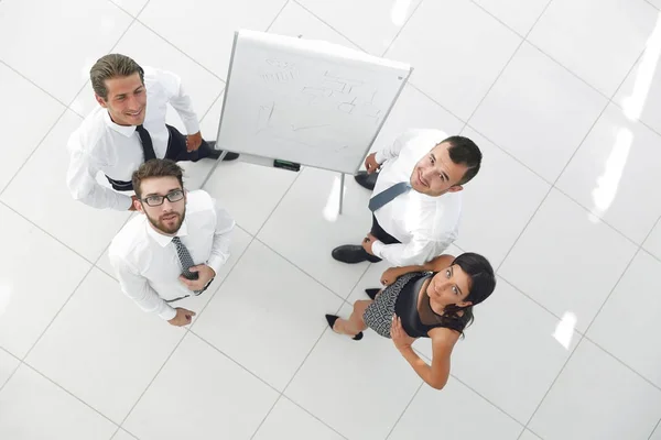 Utsikt från toppen. Business team stående i office hall — Stockfoto