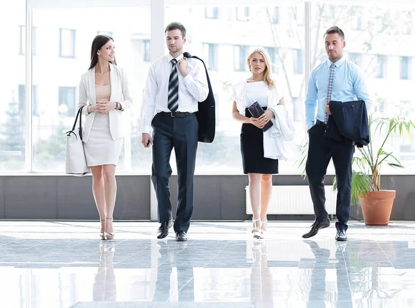 Gente de negocios de pie en el vestíbulo de la oficina moderna . — Foto de Stock