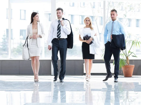 Hommes d'affaires debout dans le hall du bureau moderne . — Photo