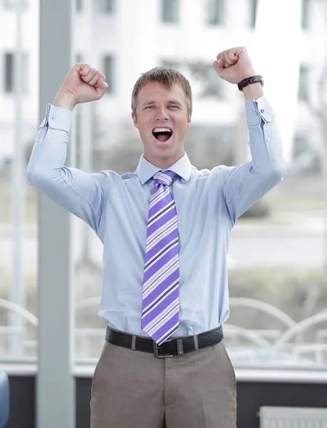 Бизнесмен празднует с поднятыми в воздух кулаками — стоковое фото