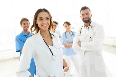 Çekici kadın doktor ile sağlık stetoskop tıbbi grup önünde