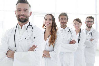 Mutlu başarılı doktor hastanede üst üste duran grup