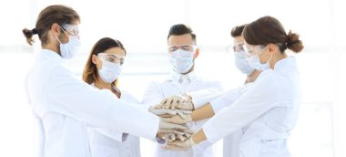 el arkadaşlarıyla istifleme doktorların yakın çekim fotoğraf