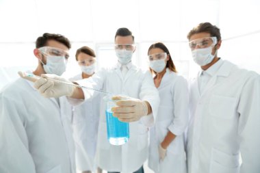 Sıvılarla çalışan bir grup sağlık çalışanına yakın çekim