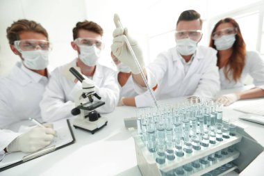 Kimyasal laboratuvar çalışması sırasında bilim adamları