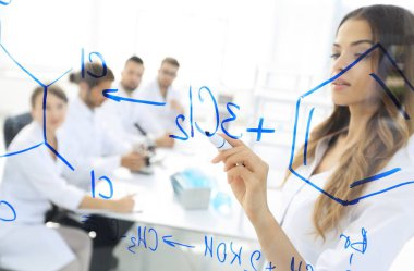 Kadın bilim adamı meslektaşlarına rapor veriyor.