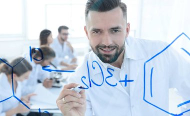 bir gülümseyen, yakın bilim adamı yazıyor bir formül tahtaya