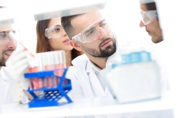 bir grup bilim adamları ve Eczacılar laboratuvarda closeup.