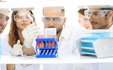 bir grup bilim adamları ve Eczacılar laboratuvarda closeup.